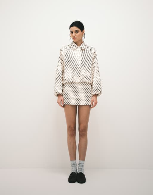 Minifalda muy corta color crema y negra técnica con estampado de lunares exclusiva de Kaiia (parte de un conjunto)