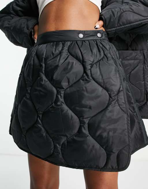 Minifalda negra acolchada de Weekday (parte de un conjunto)