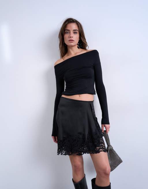 Minifalda negra asimétrica de satén con ribete de encaje de Topshop, 2 de 5