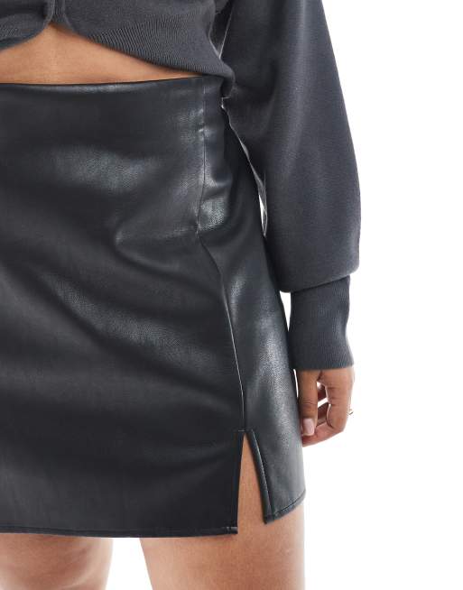 Minifalda negra con abertura delantera de tejido efecto cuero de ASOS DESIGN Curve, 4 de 5