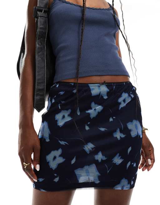 Minifalda negra con estampado floral y detalle de lazo de malla de Wednesday's Girl