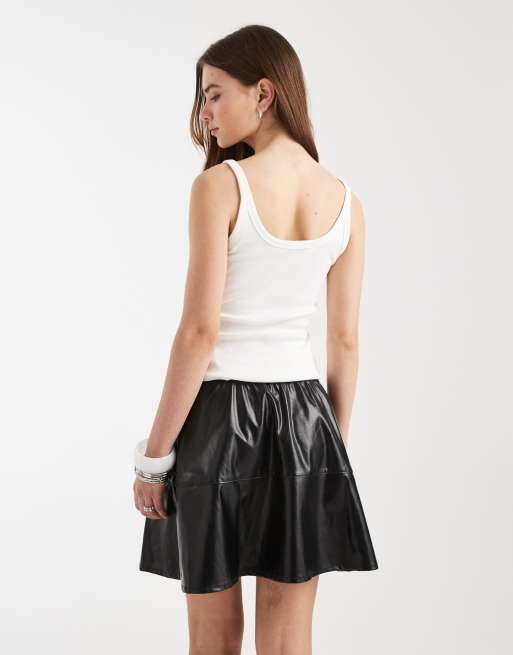 Minifalda negra con vuelo de cuero sintético de New Look, 2 de 5