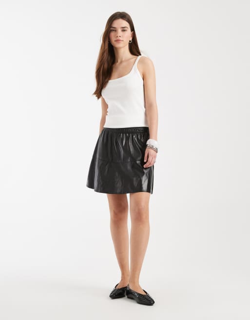 Minifalda negra con vuelo de cuero sintético de New Look, 4 de 5