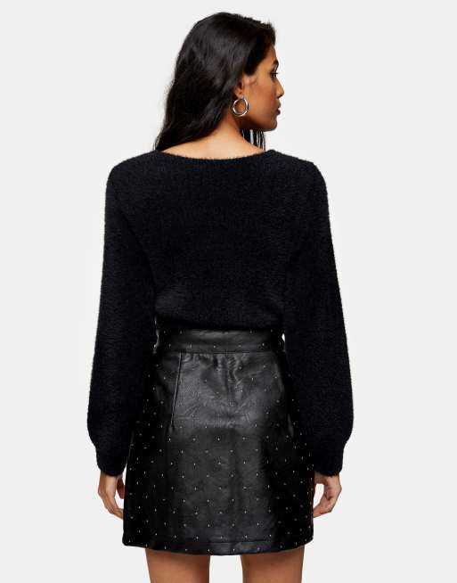 Minifalda negra de cuero sintético con tachuelas de Topshop, 2 de 4