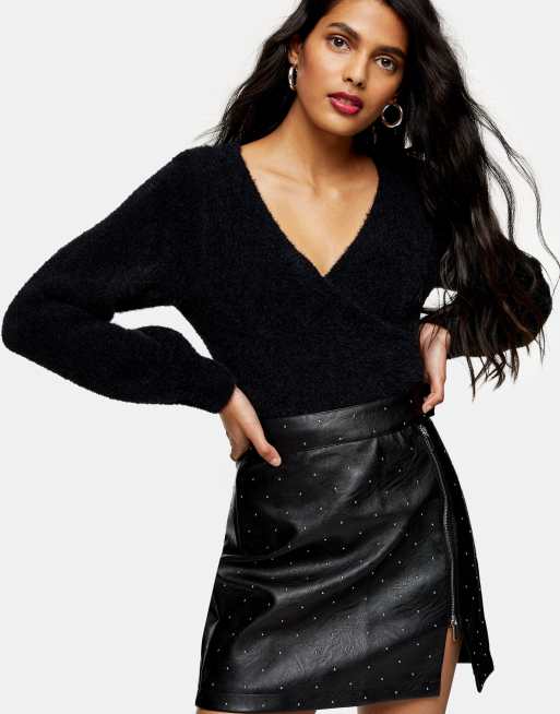 Minifalda negra de cuero sintético con tachuelas de Topshop, 3 de 4