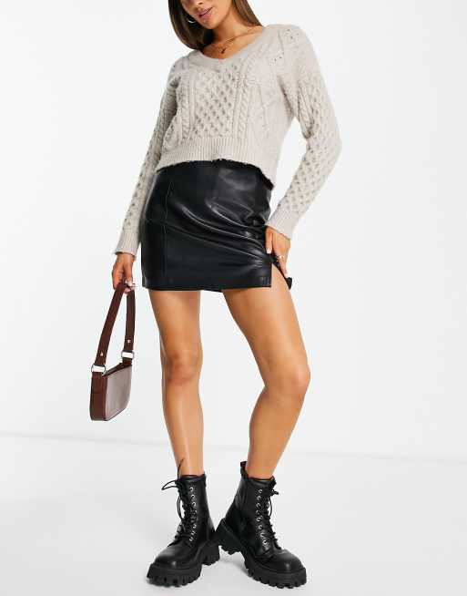 Minifalda negra de efecto cuero con abertura de New Look, 3 de 4