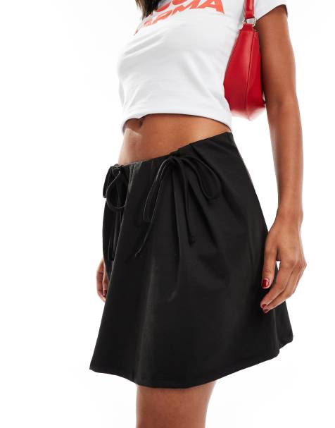 Minifalda negra de talle alto con detalle de lazada en el lateral de PIECES - view 1