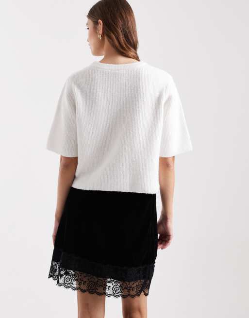 Minifalda negra de terciopelo con ribete de encaje de ASOS DESIGN, 5 de 5