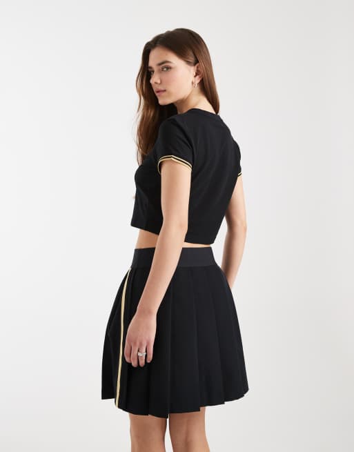 Minifalda negra plisada de estilo tenista con detalle de cinta y logo de Fred Perry (parte de un conjunto), 2 de 5