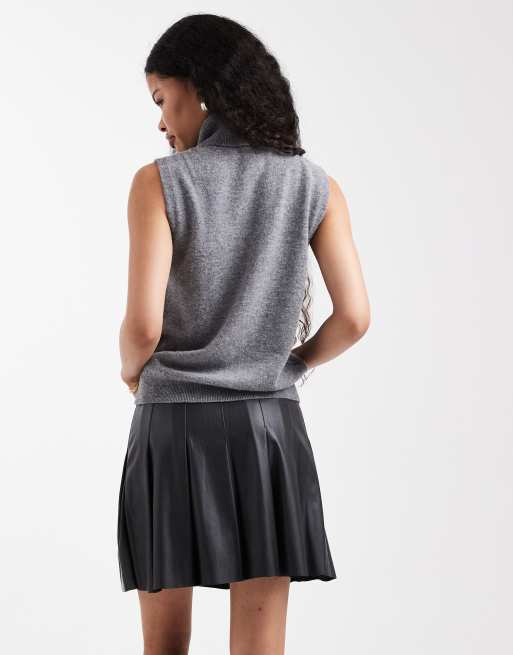 Minifalda negra plisada de poliuretano de New Look Petite, 2 de 5