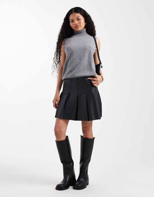 Minifalda negra plisada de poliuretano de New Look Petite, 3 de 5
