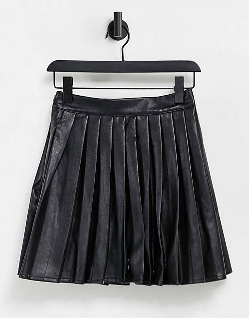 Minifalda negra plisada de poliuretano de Violet Romance
