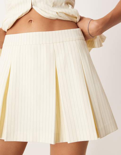 Minifalda pantalón de sastre amarillo pastel de tablas con raya diplomática de ASOS LUXE (parte de un conjunto), 2 de 5