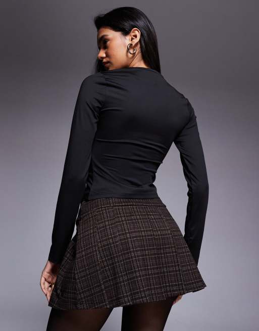 Minifalda pantalón muy corta marrón chocolate a cuadros de tablas con acabado cepillado de ASOS DESIGN, 4 de 5