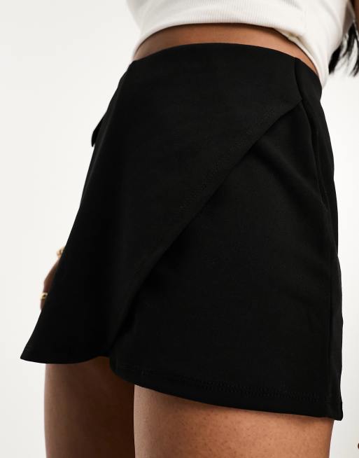 Falda corta negra con detalle de abertura y lateral fruncido de bengalina  de ASOS DESIGN