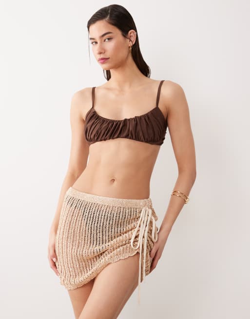 Minifalda playera dorada estilo pareo de croché con lentejuelas de Miss Selfridge, 2 de 4
