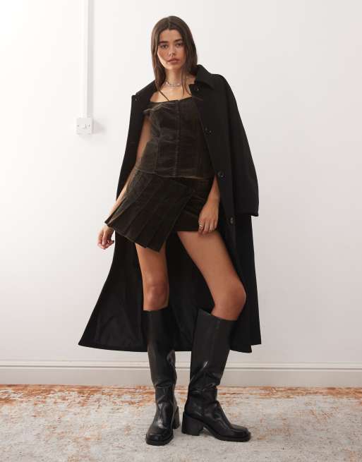 Minifalda plisada en la parte delantera con lavado marrón oscuro de terciopelo de Weekday (parte de un conjunto), 3 de 5