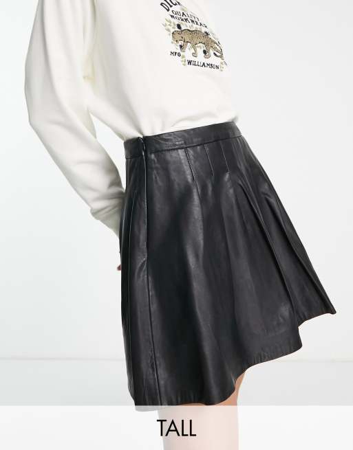 Minifalda plisada estilo tenista de cuero auténtico de Barney's Originals Tall