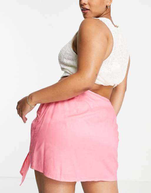 Minifalda rosa intensa cruzada con detalle anudado de ASOS DESIGN Curve, 2 de 4