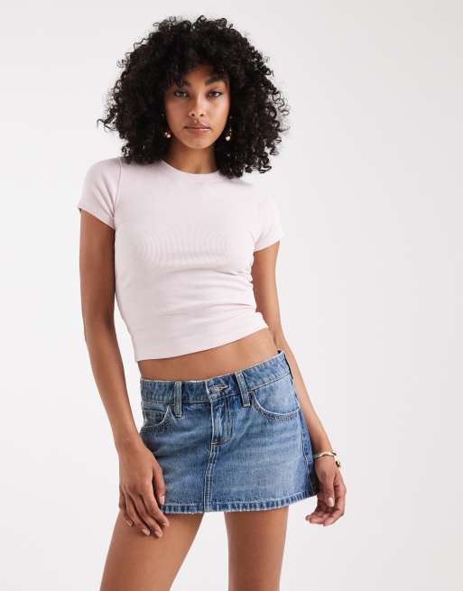 Minifalda vaquera azul de talle bajo con lavado medio y bordados de Hollister, 5 de 5