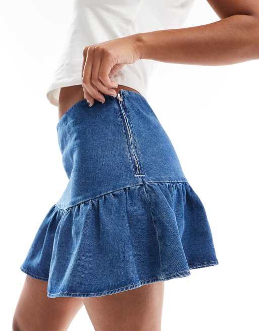 Minifalda vaquera azul medio escalonada con volante de ASOS DESIGN, 2 de 5