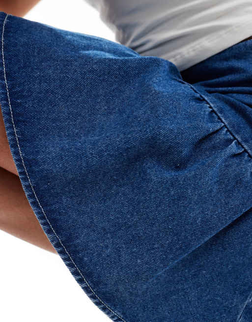 Minifalda vaquera azul medio escalonada con volante de ASOS DESIGN, 3 de 5