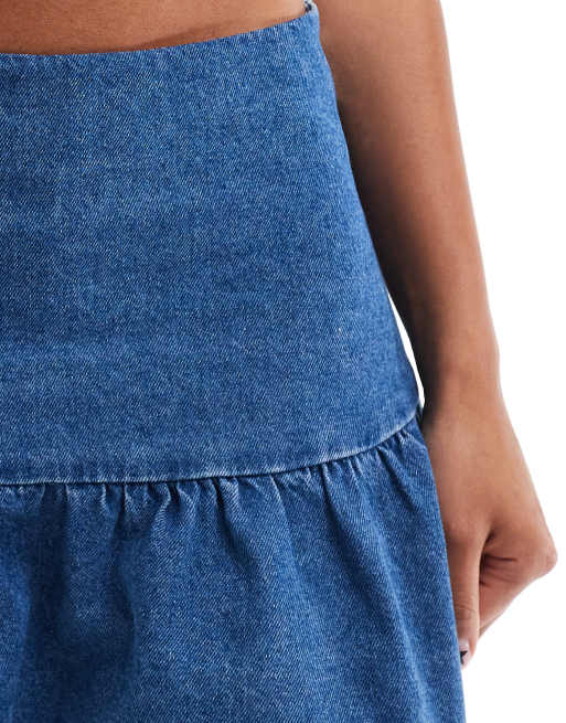 Minifalda vaquera azul medio escalonada con volante de ASOS DESIGN, 5 de 5