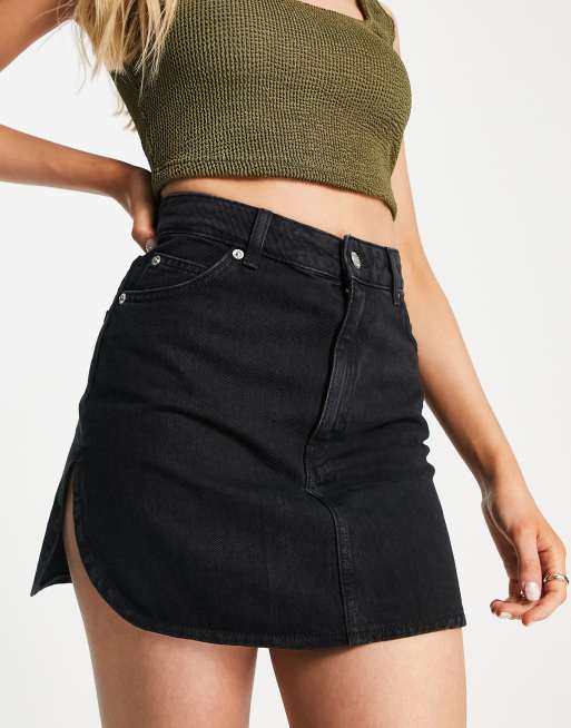 Minifalda vaquera de talle alto con lavado negro y bajo redondeado de Topshop