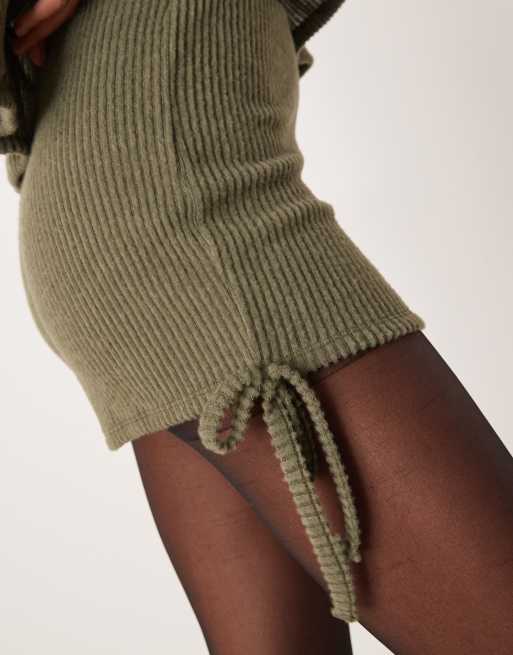 Minishorts caqui con detalle de lazo de canalé cepillado de ASOS DESIGN (parte de un conjunto), 2 de 5