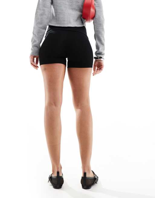 Minishorts negros con detalle plegado de Miss Selfridge, 2 de 5