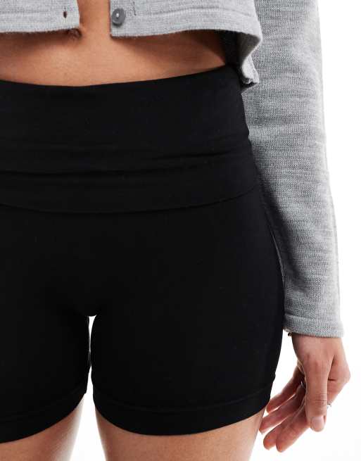 Minishorts negros con detalle plegado de Miss Selfridge, 5 de 5