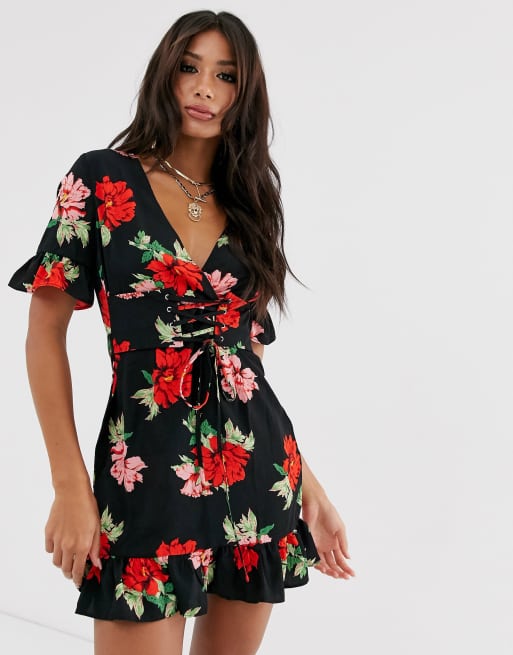 Minivestido con detalle de corsé en la cintura y estampado floral en negro de PrettyLittleThing