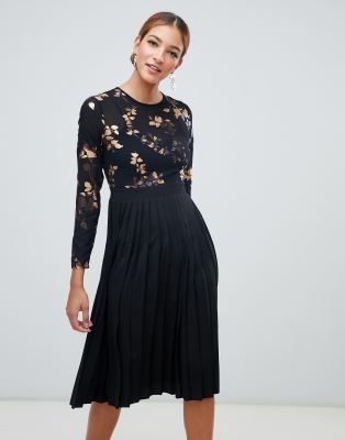 Minivestido con estampado metalizado con falda plisada en negro multicolor de Little Mistress