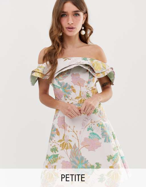 Minivestido de jacquard con detalle de volante doble y estampado floral de Chi Chi London Petite