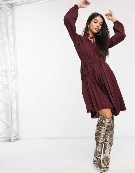 Minvestido con pliegues y cintura anudada en burdeos de NA-KD