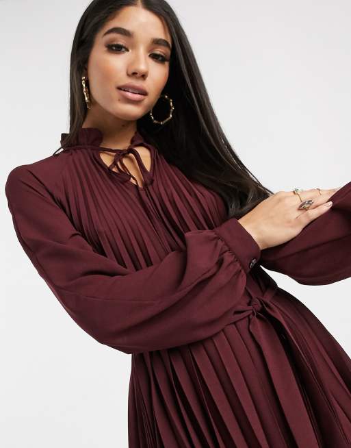 Minvestido con pliegues y cintura anudada en burdeos de NA-KD, 3 de 4