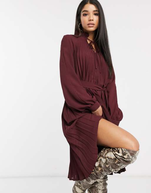 Minvestido con pliegues y cintura anudada en burdeos de NA-KD, 4 de 4