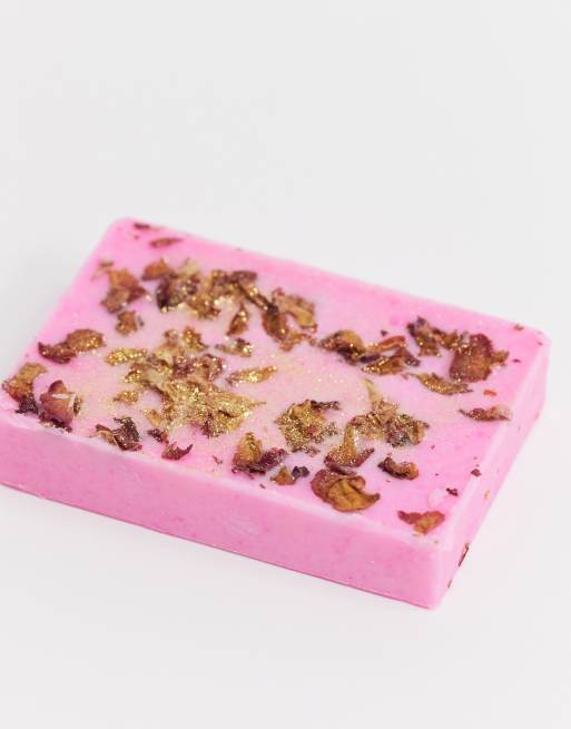 Miss Patisserie – Nawilżająca kostka do kąpieli o zapachu róży i granatu