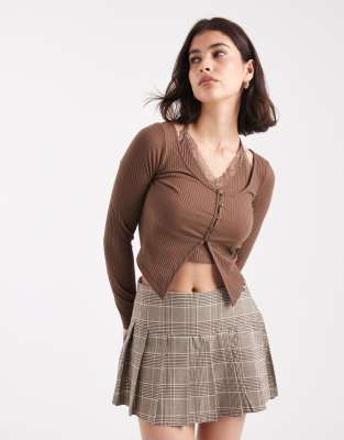 Miss Selfridge - 2-in-1 - Strickjacke und geripptes Oberteil in Schokobraun-Brown