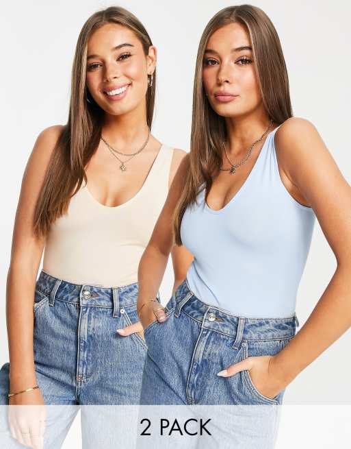 Miss Selfridge – 2er-Pack ärmellose Bodys mit U-förmigem V-Ausschnitt in Blau und Camel
