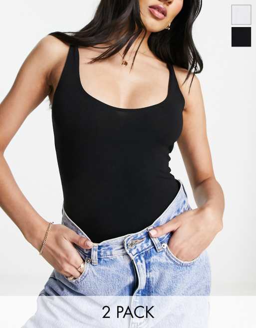 Miss Selfridge – 2er-Pack Bodys in Schwarz und Weiß mit U-Ausschnitt 