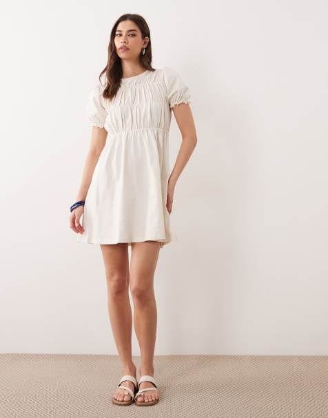 Miss Selfridge - Aangerimpeld mini-smockjurk in crème - view 1