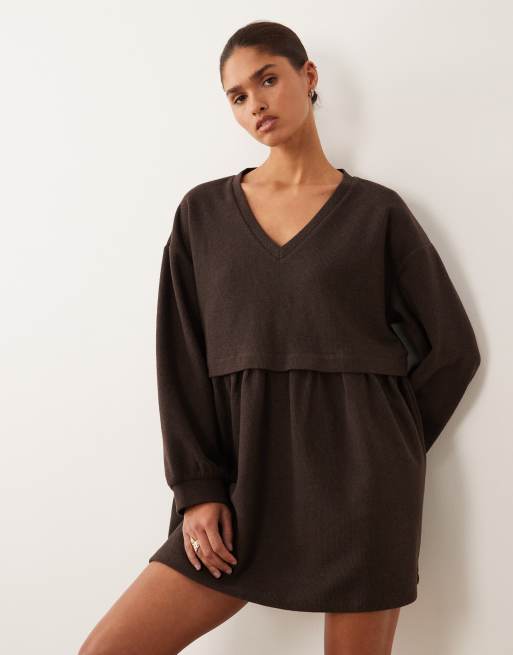 Miss Selfridge - Aangerimpelde geborstelde geribbelde mini jurk met V-hals in chocoladebruin, 2 van 4
