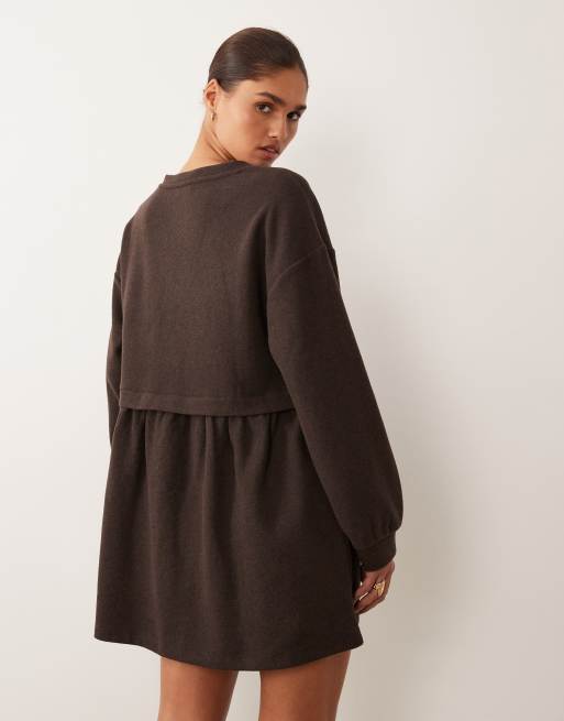 Miss Selfridge - Aangerimpelde geborstelde geribbelde mini jurk met V-hals in chocoladebruin, 4 van 4