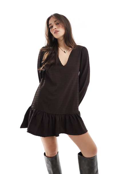 Miss Selfridge - Aangerimpelde jurk met textuur en V-hals in chocoladebruin - view 1