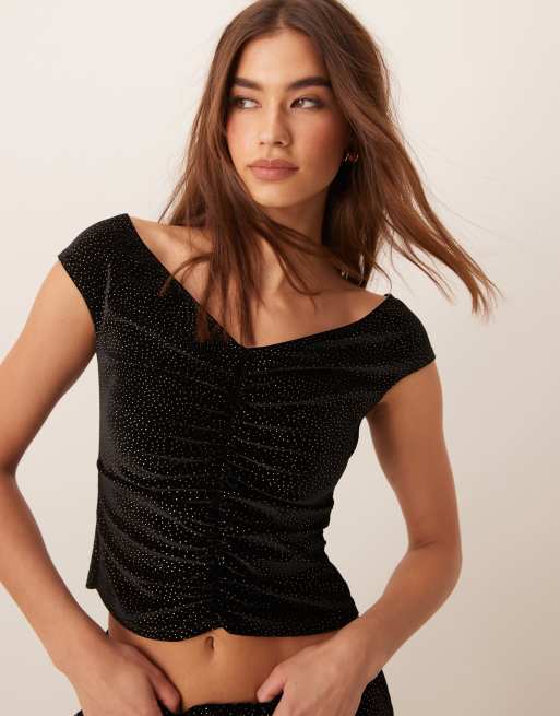 Miss Selfridge – Aksamitny top z odsłoniętymi ramionami we wzór w złote kropki