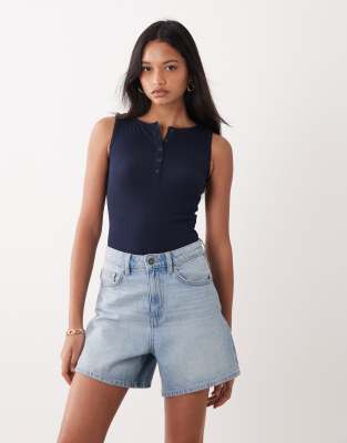 Miss Selfridge - Ärmelloser Body in Marineblau mit durchgehender Knopfleiste