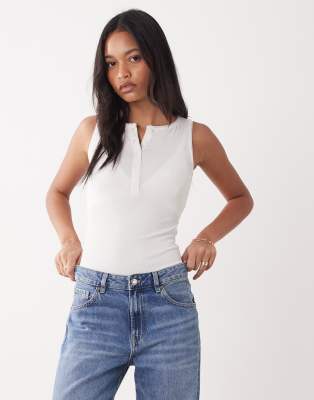 Miss Selfridge - Ärmelloser Body in Weiß mit durchgehender Knopfleiste