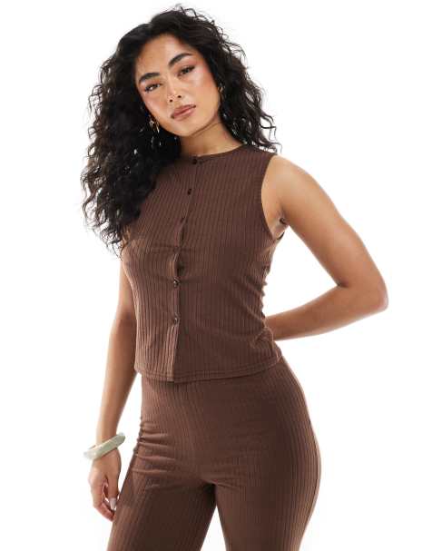 Miss Selfridge – Ärmelloses Oberteil in Schokobraun mit Rippung und Knopfleiste, Kombiteil - view 1