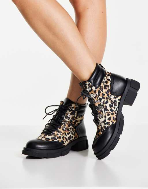 Miss Selfridge – Armour – Stiefel mit Ösen-Schnürung und Leopardenmuster , 3 von 4